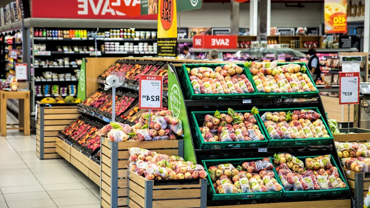 Market rafında zeytin ve zeytinyağı